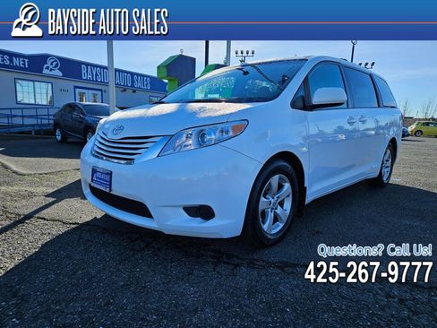 Used 2017 Toyota Sienna LE image 1