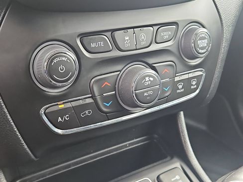 Used 2022 Jeep Cherokee Latitude Lux AWD/4WD image 28