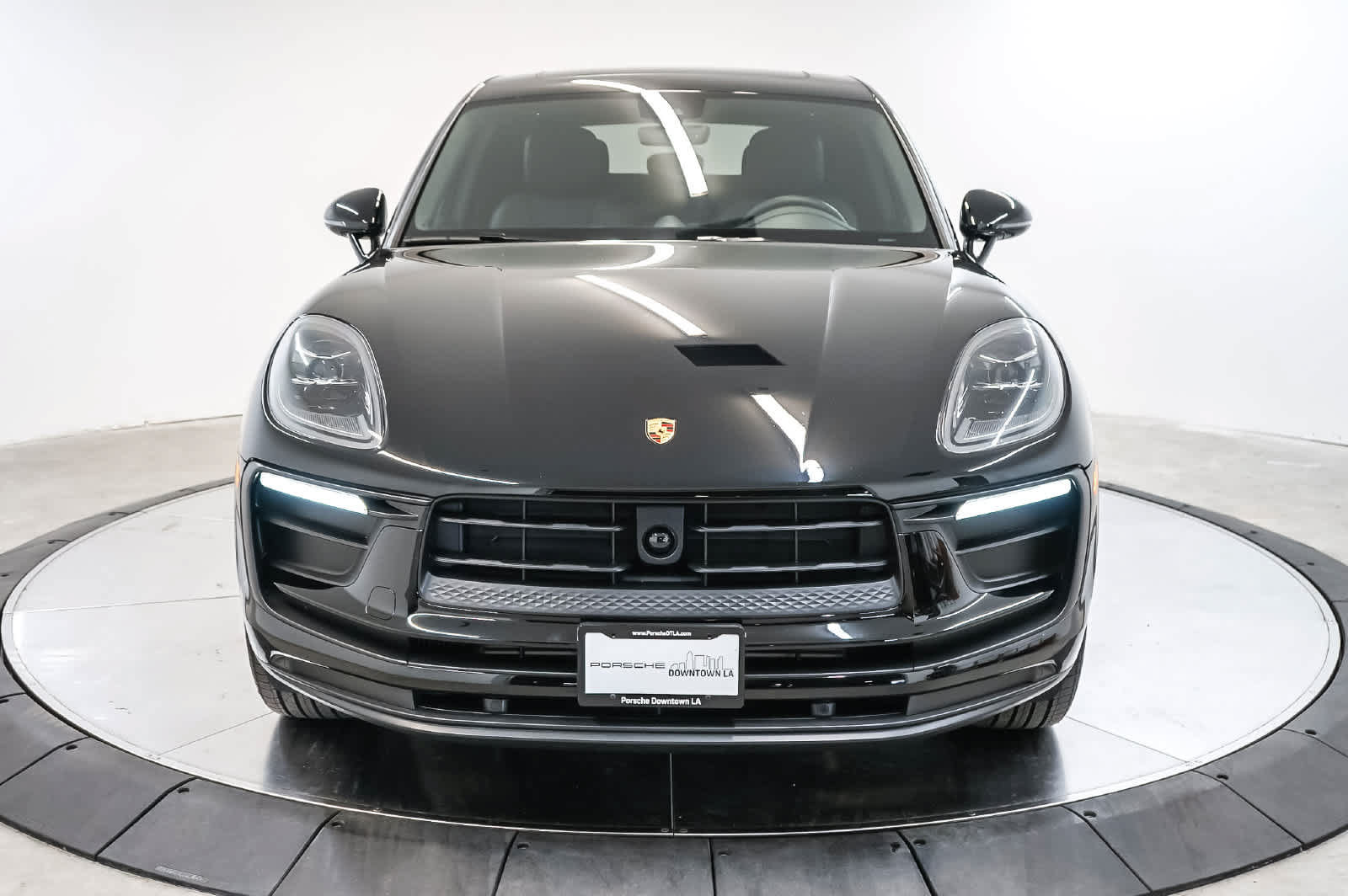 Certified 2026 Porsche Macan AWD/4WD image 6