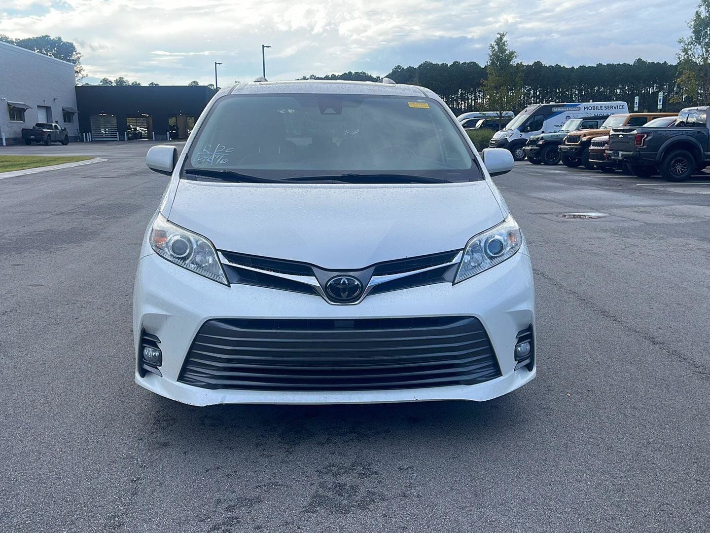 Used 2020 Toyota Sienna XLE w/ XLE Navigation Package FWD image 2