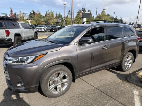 Used 2019 Toyota Highlander Limited AWD/4WD image 2