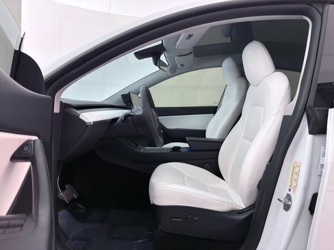 Used 2021 Tesla Model Y Long Range image 17