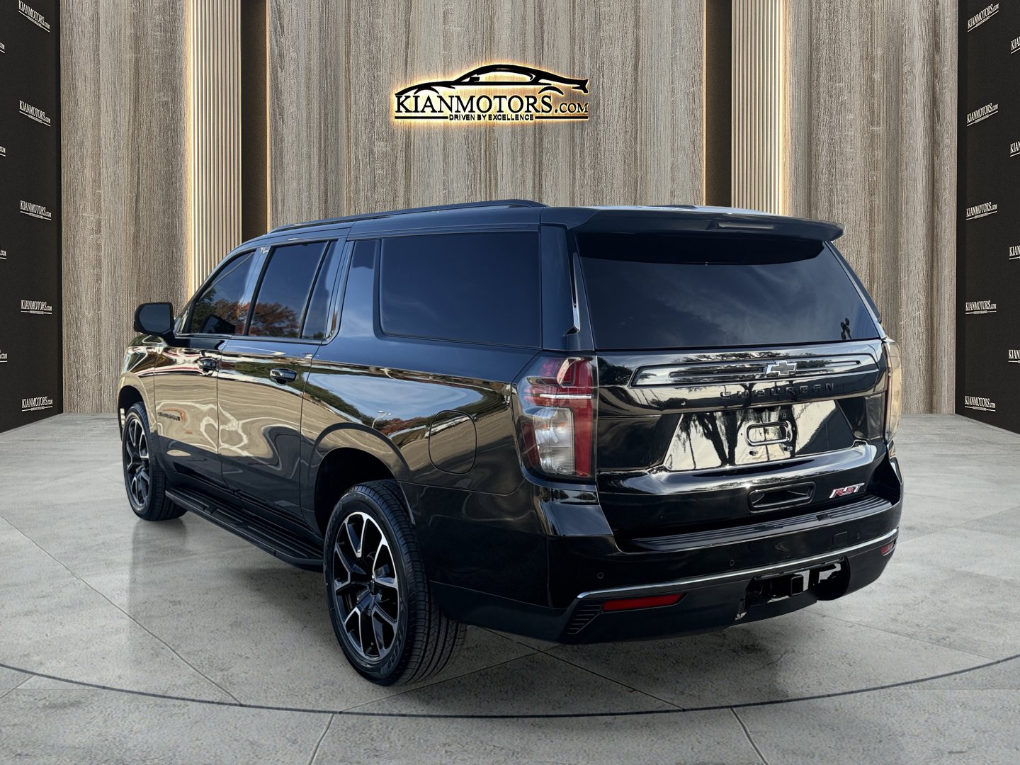 Used 2021 Chevrolet Suburban RST w/ Luxury Package AWD/4WD image 5