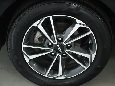 Used 2024 Kia Forte LXS w/ LXS Technology Package FWD image 12