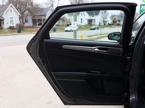 Used 2017 Ford Fusion SE w/ Fusion SE Technology Package image 17