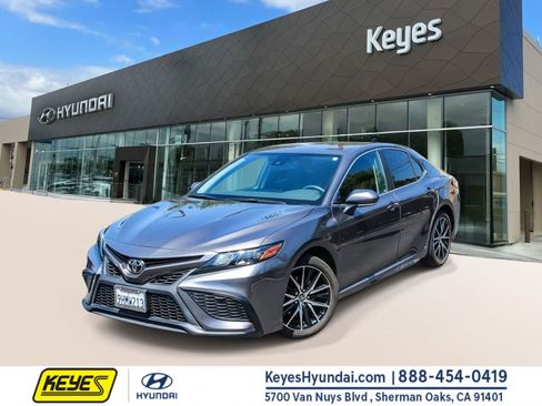 Used 2023 Toyota Camry SE w/ Convenience Package FWD image 1
