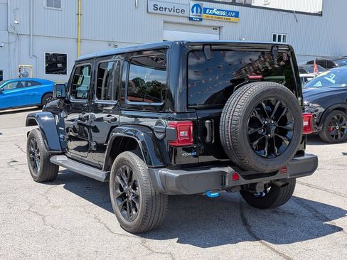 Used 2022 Jeep Wrangler Unlimited Sahara AWD/4WD image 10