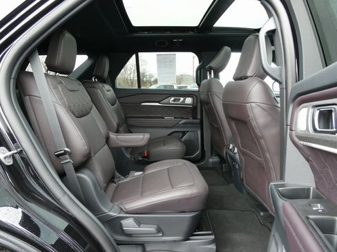 Used 2025 Ford Explorer Platinum w/ Ultimate Package image 16