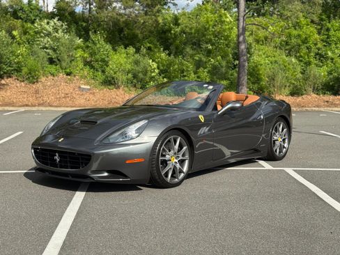 Used 2011 Ferrari California RWD image 4