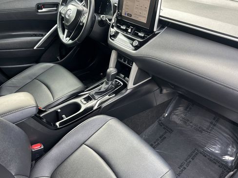 Used 2025 Toyota Corolla Cross XLE image 19