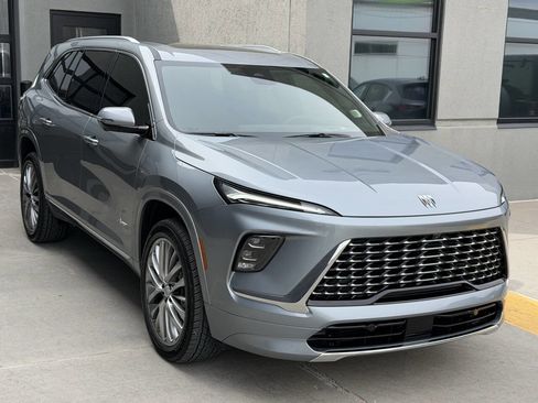 Used 2025 Buick Enclave Avenir w/ Trailering Package, 5000 lbs. image 7