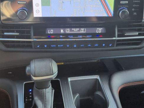 Used 2024 Toyota Sienna AWD image 22