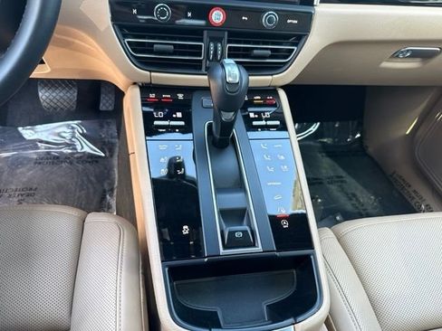 Used 2025 Porsche Macan AWD/4WD image 17