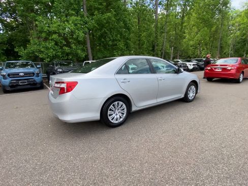 Used 2012 Toyota Camry LE FWD image 12