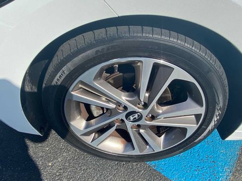 Used 2017 Hyundai Elantra Limited w/ Limited Tech Package 04 FWD image 35