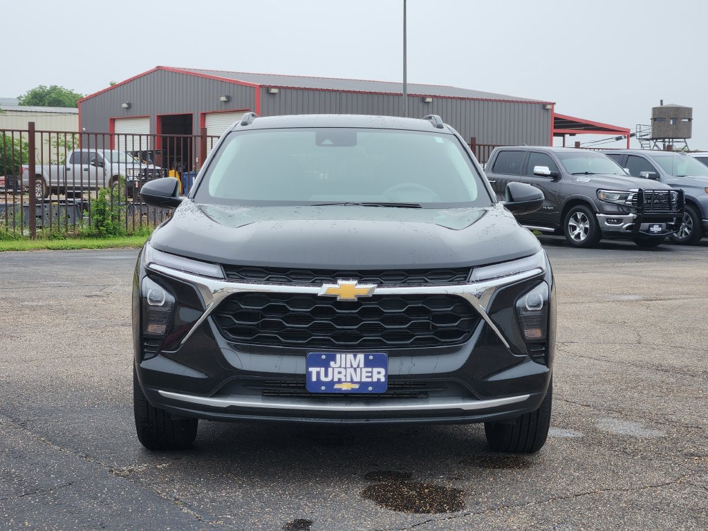 Used 2025 Chevrolet Trax LT FWD image 2
