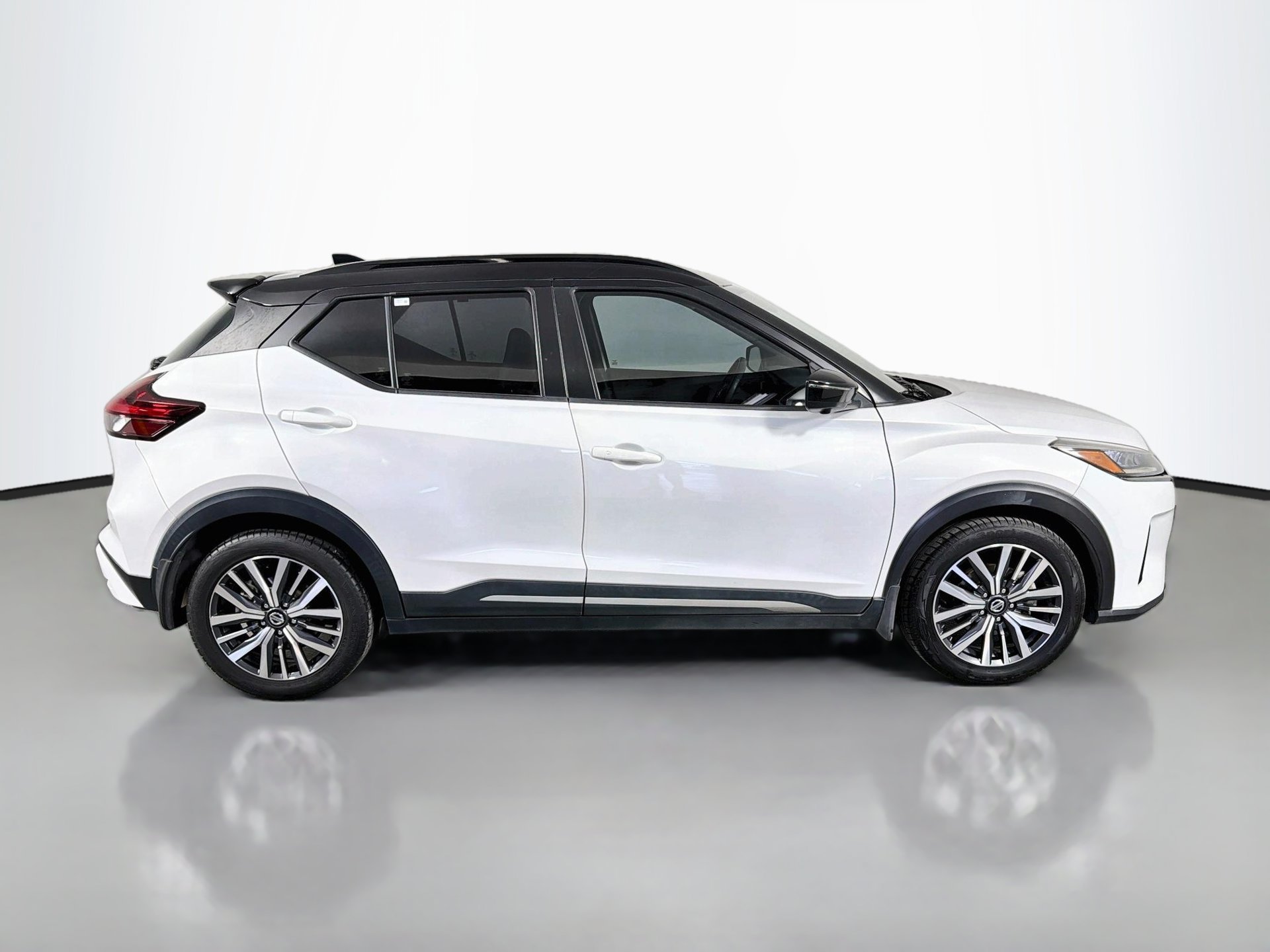 Used 2021 Nissan Kicks SR w/ SR Premium Package FWD image 5