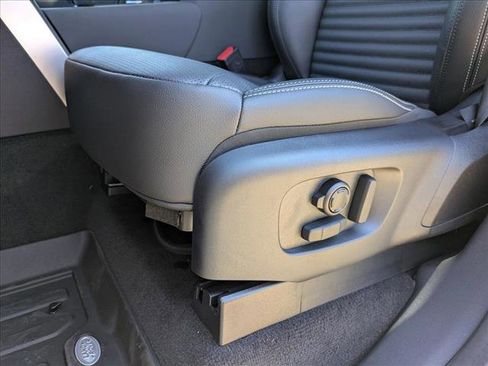 New 2025 Land Rover Discovery Dynamic SE image 4