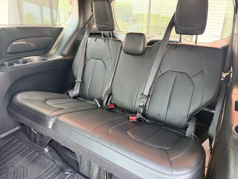 Used 2020 Chrysler Pacifica Touring-L w/ S Appearance Package FWD image 13