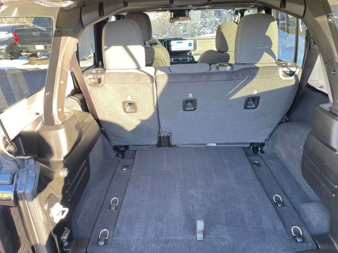 Used 2025 Jeep Wrangler Unlimited Rubicon image 31