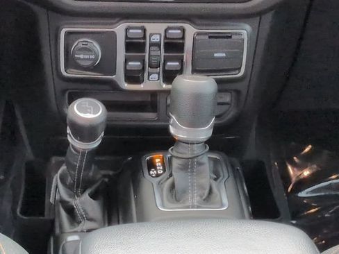 Used 2025 Jeep Gladiator Mojave AWD/4WD image 19