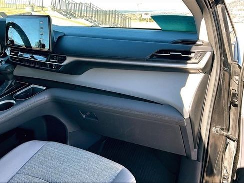 Used 2023 Toyota Sienna LE image 27