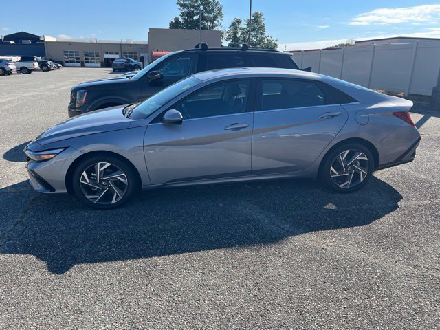 Used 2025 Hyundai Elantra Limited FWD image 1