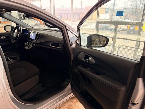 Used 2023 Chrysler Pacifica Touring image 15