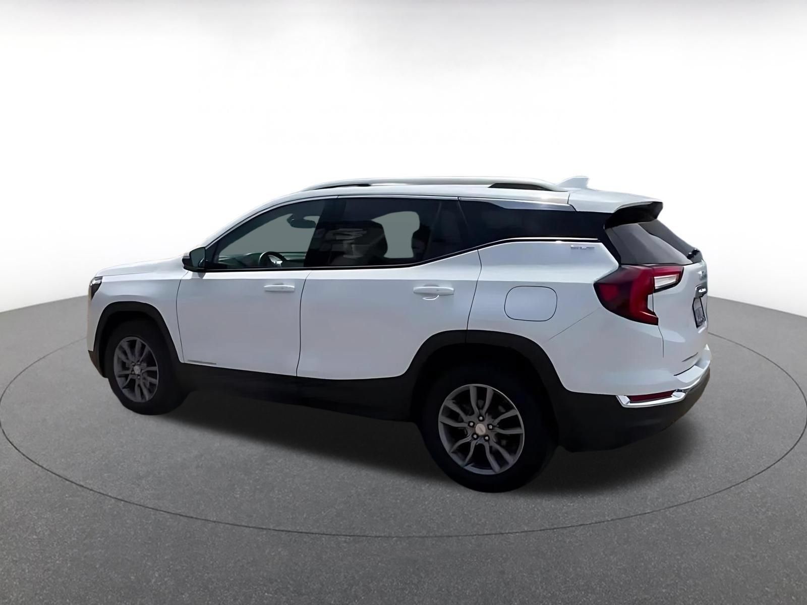 Used 2024 GMC Terrain SLT AWD/4WD image 9