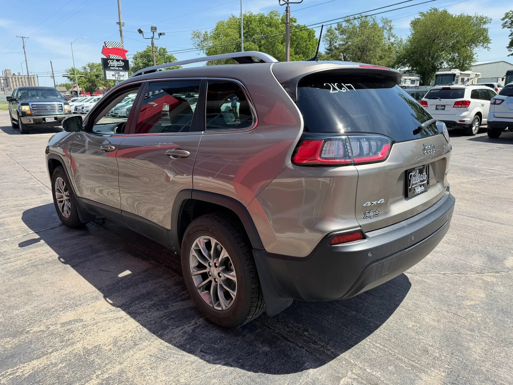 Used 2021 Jeep Cherokee Latitude Plus AWD/4WD image 5