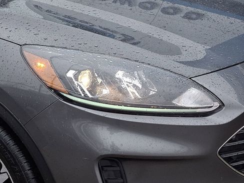 Used 2022 Ford Escape SE w/ SE Sport Appearance Package image 9