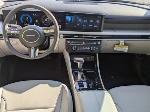 Certified 2025 Hyundai Tucson SE image 13