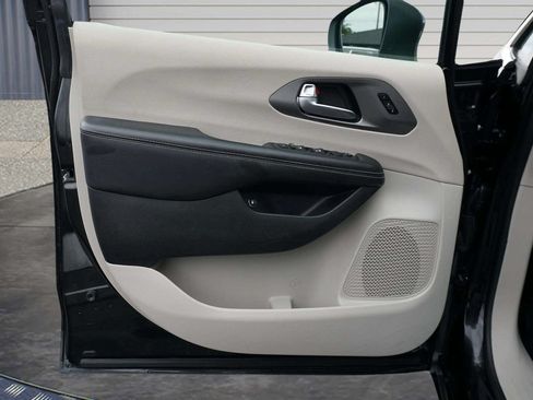 Used 2023 Chrysler Pacifica Touring-L FWD image 15