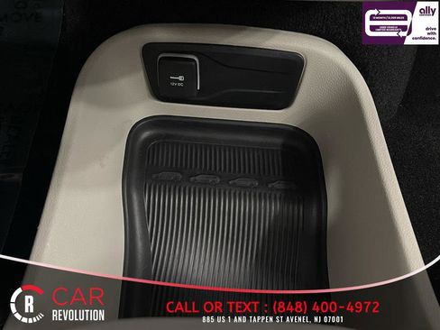 Used 2023 Chrysler Pacifica Touring-L FWD image 27
