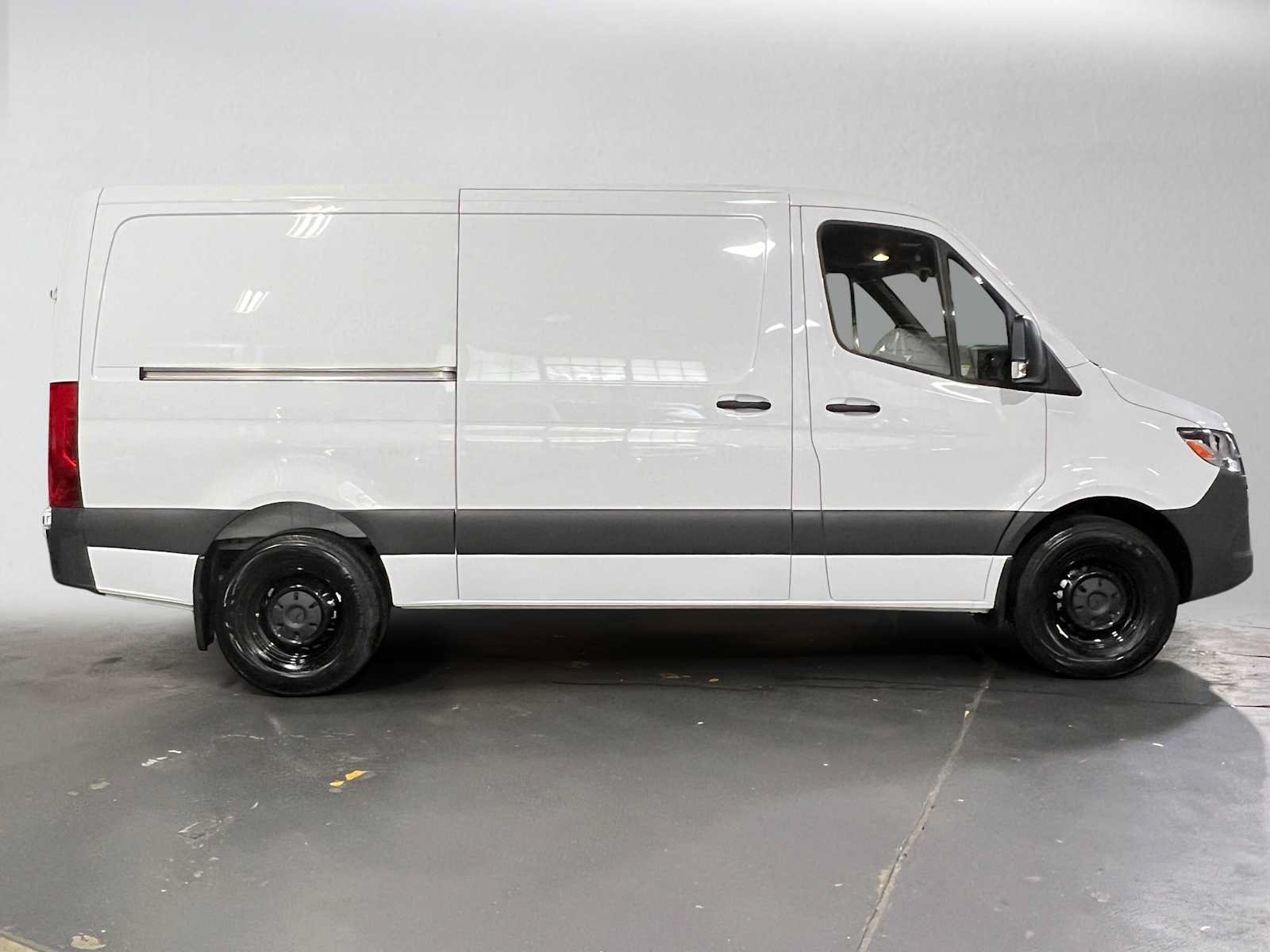 Used 2025 Mercedes-Benz Sprinter 2500 image 2