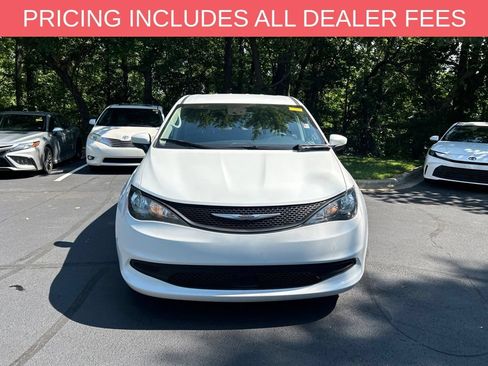 Used 2023 Chrysler Voyager LX FWD image 3