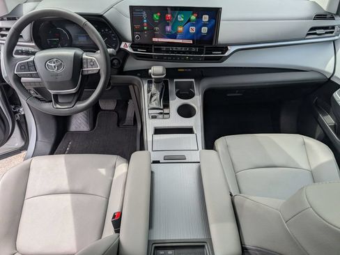 Used 2025 Toyota Sienna XLE FWD image 28