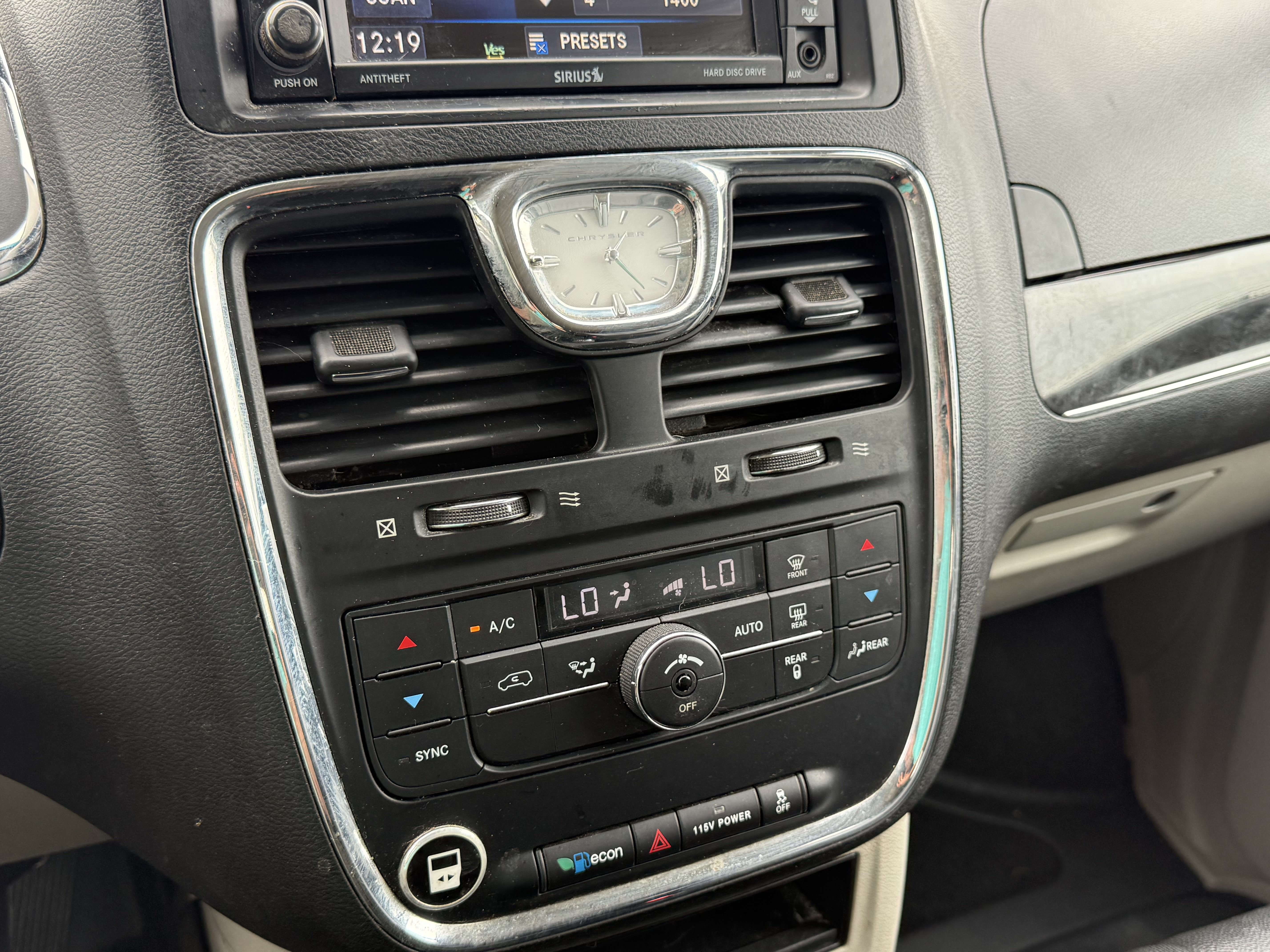 Used 2016 Chrysler Town & Country Touring FWD image 17