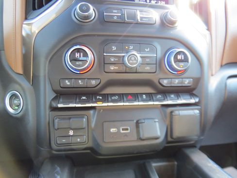 Used 2022 Chevrolet Silverado 1500 High Country w/ Technology Package image 24