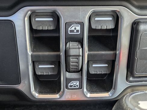 Used 2025 Jeep Wrangler Unlimited Sahara AWD/4WD image 25