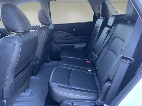 Used 2024 Nissan Pathfinder SL image 10