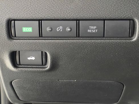 Used 2024 Nissan Sentra SV FWD image 32