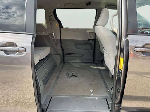 Used 2013 Toyota Sienna LE FWD image 18
