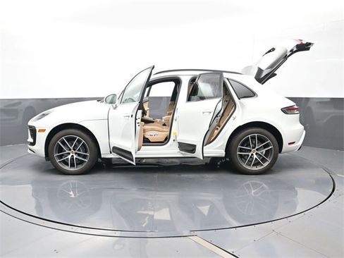 Used 2024 Porsche Macan image 28