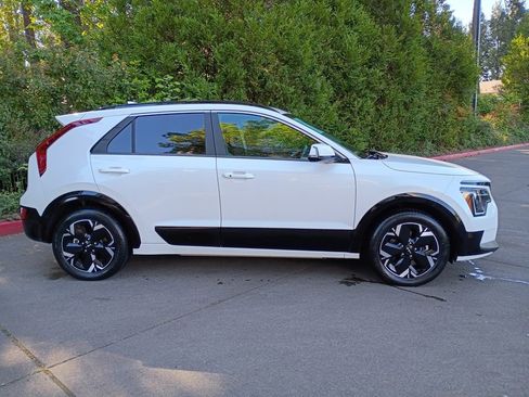 Used 2024 Kia Niro Wind w/ Wind Preserve Package FWD image 3