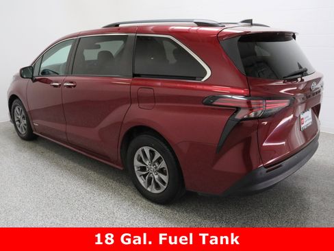 Certified 2021 Toyota Sienna XLE image 9