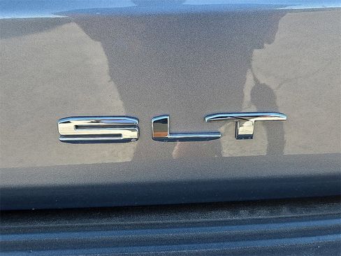 Used 2022 GMC Yukon XL SLT image 16