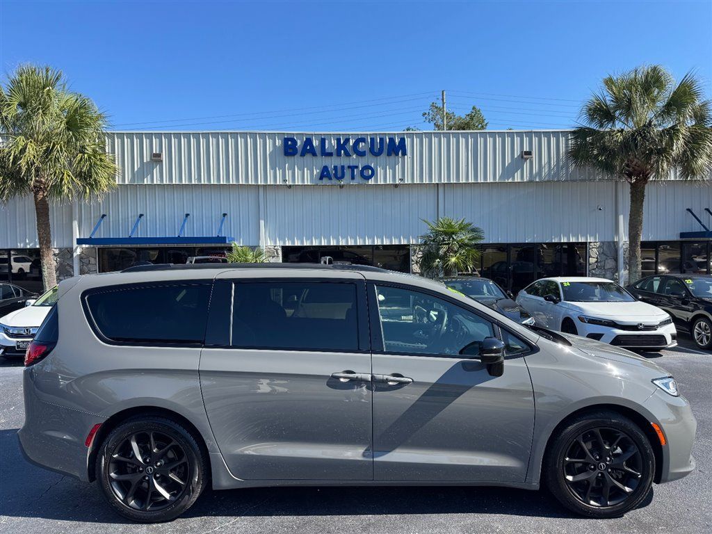 Used 2025 Chrysler Pacifica Limited FWD image 1