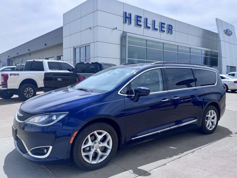 Used 2017 Chrysler Pacifica Touring-L w/ Tire & Wheel Group FWD image 3