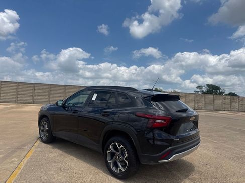 Used 2025 Chevrolet Trax LT FWD image 13